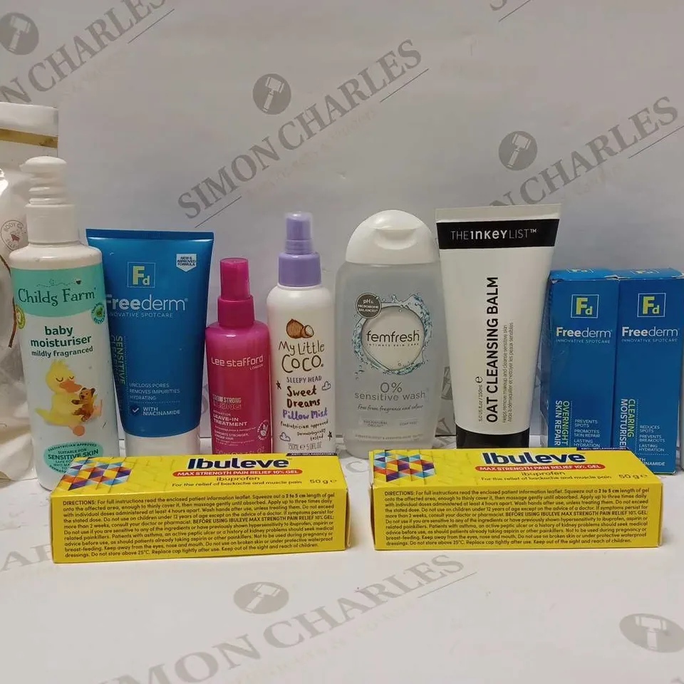 LOT OF APPROX 10 ASSORTED BEAUTY PRODUCTS TO INCLUDE FREEDERM SENSITIVE WASH, FEMFRESH SENSITIVE WASH, RIGHT GUARD SHOWER CREAM, ETC 