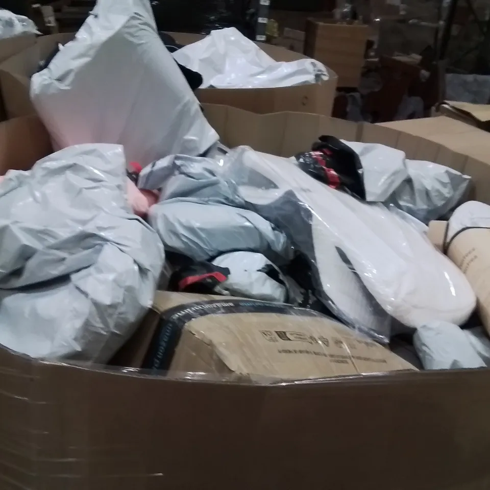 PALLET CONTAINING A LARGE QUANTITY OF PILLOWS 