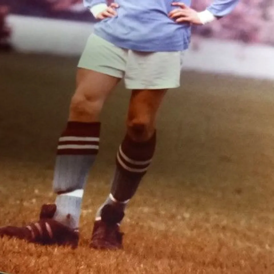 MOUNTED AND SIGNED COLIN BELL PHOTOGRAPH 