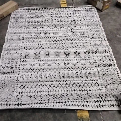 ORIENTAL AREA RUG APPROXIMATELY 170X130CM