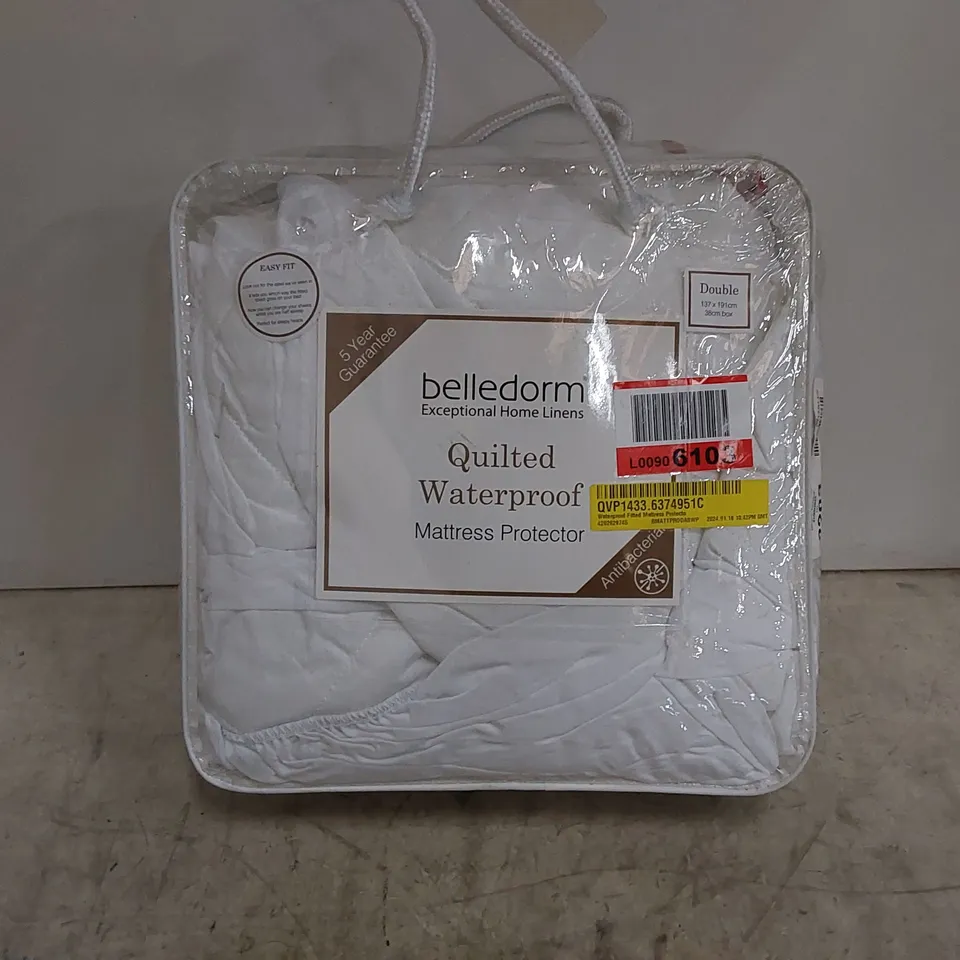 BAGGED WATERPROOF FITTED MATTRESS PROTECTOR // SIZE: DOUBLE (1 ITEM)