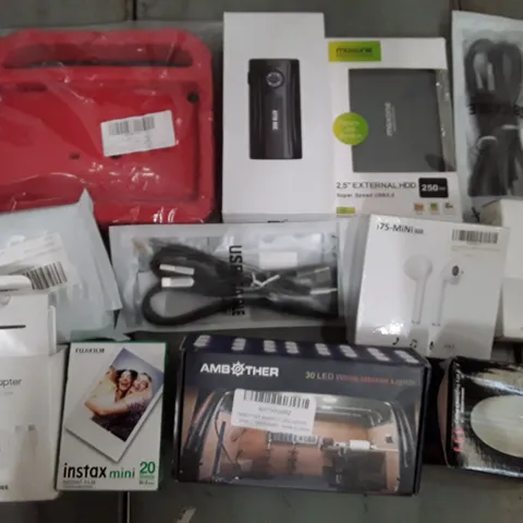 LARGE QUANTITY OF ASSORTED ITEMS TO INCLUDE WIRELESS EARPHONES, LIGHTS, PHONE CASES ECT