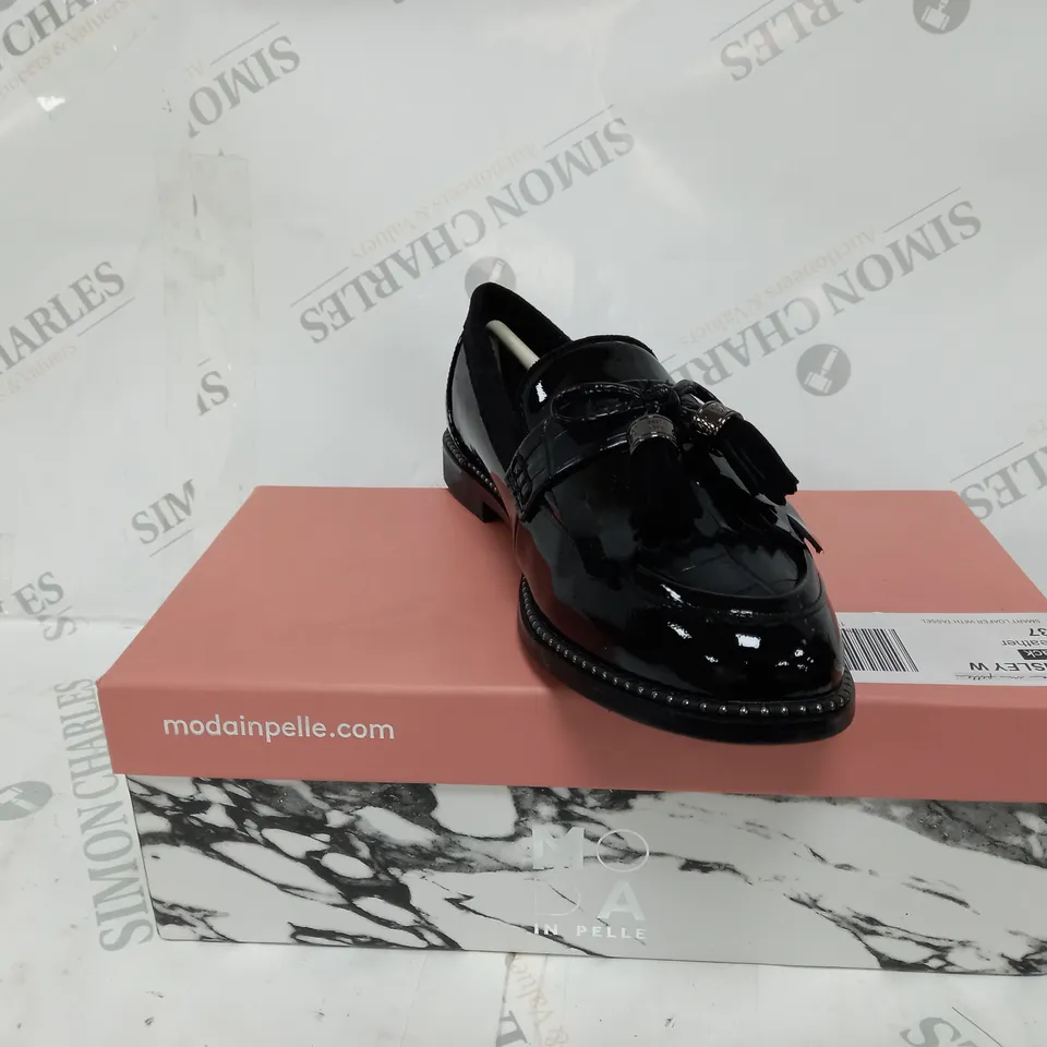 BOXED PAIR OF MODA IN PELLE IN BLACK SIZE 4