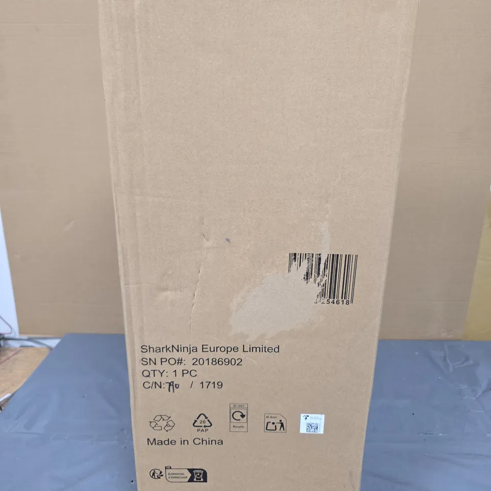 SHARK STRATOS CORDLESS VACUUM W/ ANTI HAIR WRAP & CLEAN SENSE IQ IZ400UKT