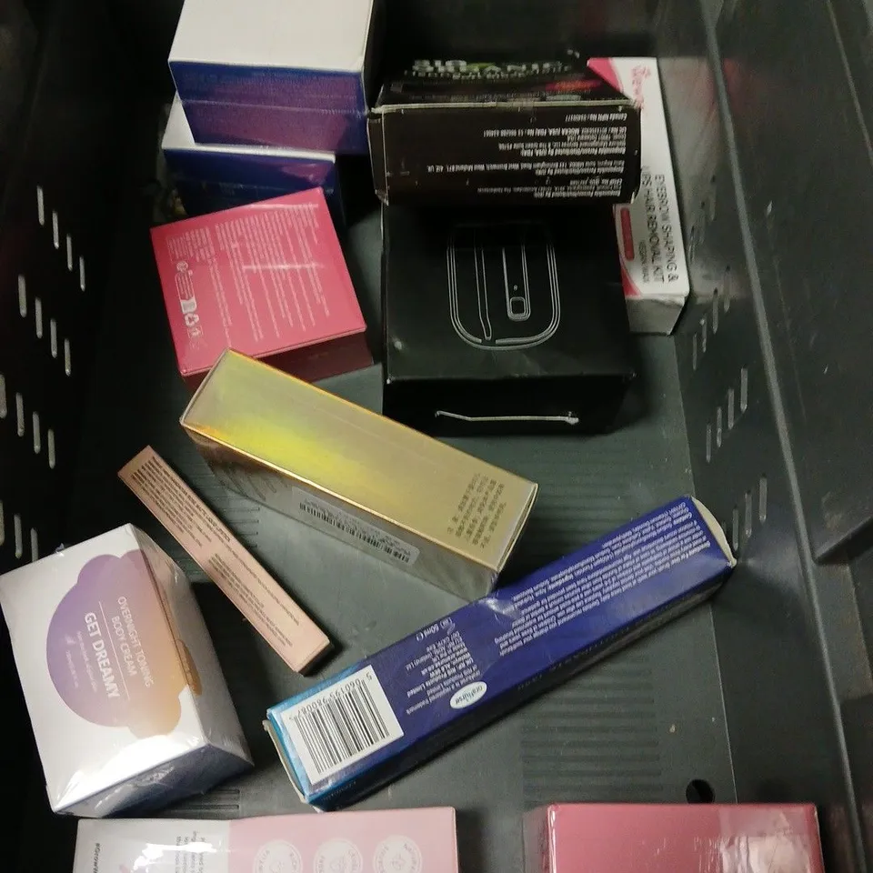 APPROXIMATELY 20 ASSORTED HEALTH & BEAUTY PRODUCTS TO INCLUDE DR SQUATCH SOAP, DASIQUE LUMINOUS GLOW STICK, BAREMINERALS BROW STYLER, ETC