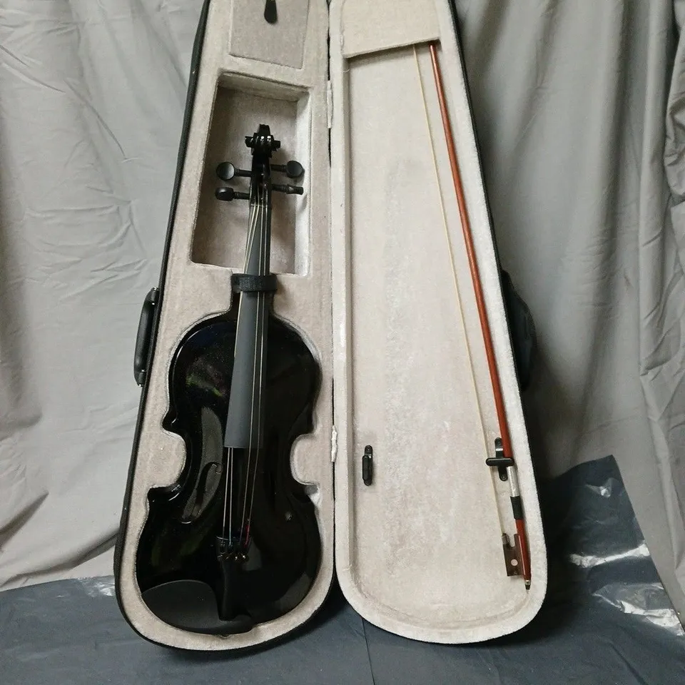 VIOLIN WITH BOW IN BLACK HARD CASE - BROKEN STRINGS 