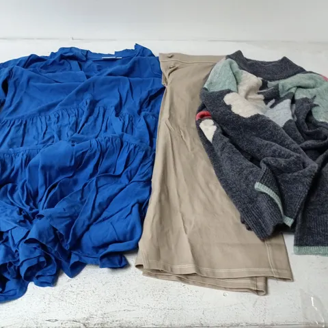 APPROXIMATELY 25 ASSORTED CLOTHING ITEMS IN VARIOUS SIZES, STYLES & COLOURS TO INCLUDE BRANDS SUCH AS SAINT TROPEZ, WYNNE LAYERS, WHITESTUFF, ETC - COLLECTION ONLY