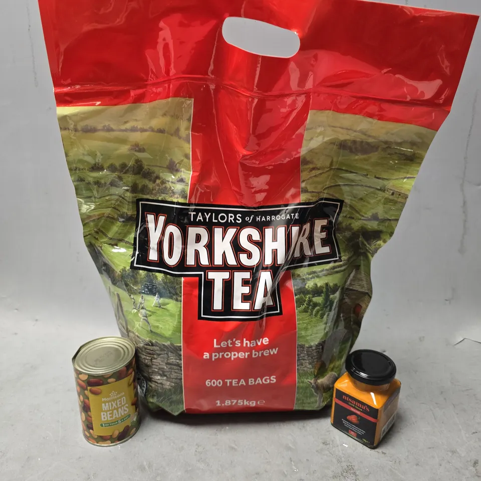 APPROXIMATELY 5 ASSORTED FOOD ITEMS TO INCLUDE - YORKSHIRE TEA , MIXED BEANS , NTSAMA'S CHILL SAUCE ETC
