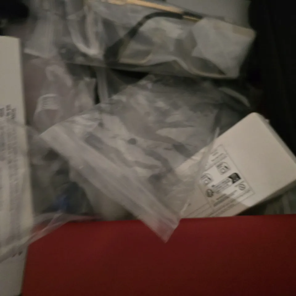 APPROXIMATELY 12 ASSORTED VISION CARE ITEMS TO INCLUDE - MH 500 GLASSES , EYEWEAR GLASSES , GLASSES CASE ETC
