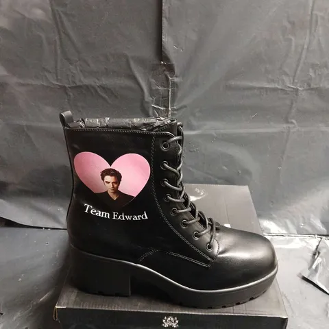 BOXED PAIR OF KOI TEAM EDWARD MILITARY BOOTS β UK SIZE 11