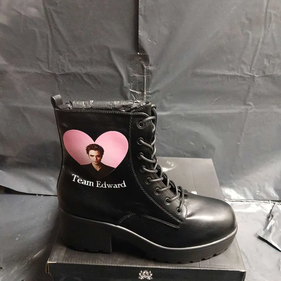 BOXED PAIR OF KOI TEAM EDWARD MILITARY BOOTS – UK SIZE 11