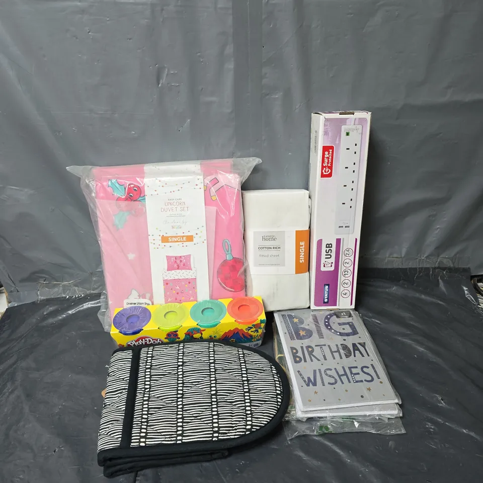 APPROXIMATELY 20 ASSORTED HOMEWARE ITEMS TO INCLUDE PLAYDOH TUBS, UNICORN CHRISTMAS DUVET SET, STATUS EXTENSION LEAD, ETC - COLLECTION ONLY