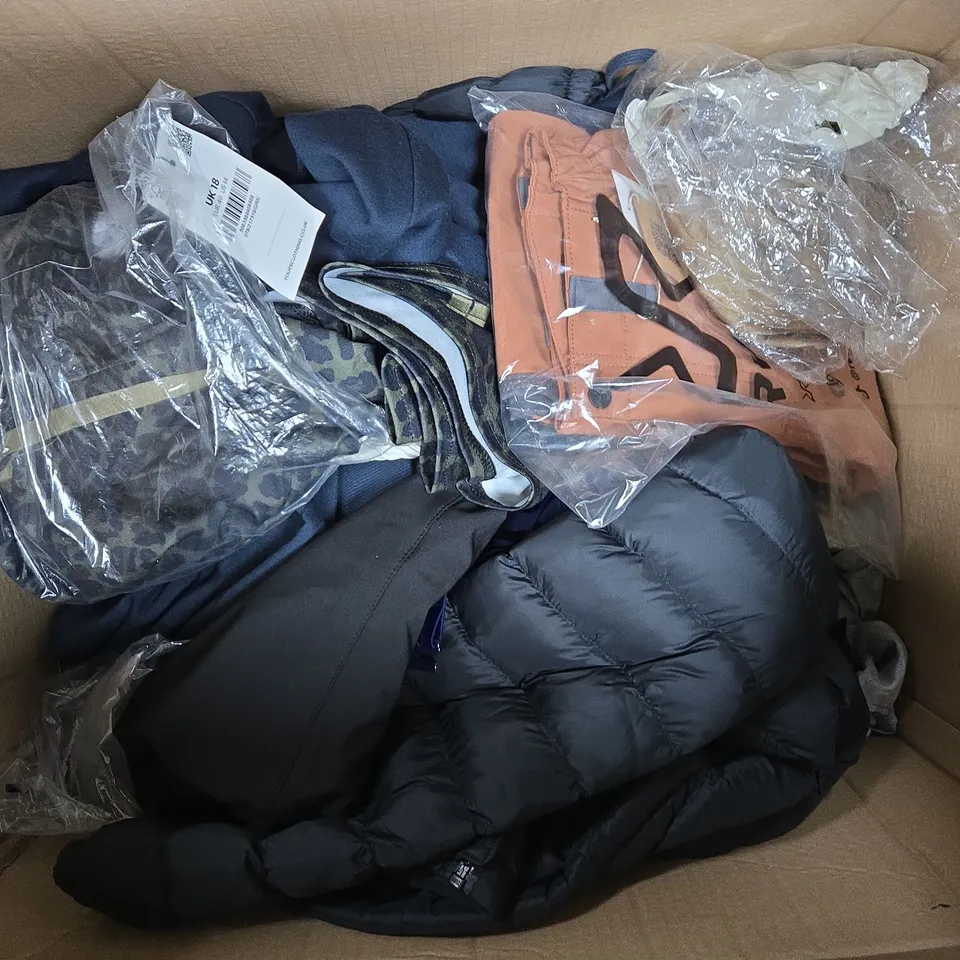APPROXIMATELY 20 ASSORTED CLOTHING ITEMS IN VARIOUS SIZES, STYLES & COLOURS TO INCLUDE THERMAL, TROUSERS, HOODIE, ETC - COLLECTION ONLY