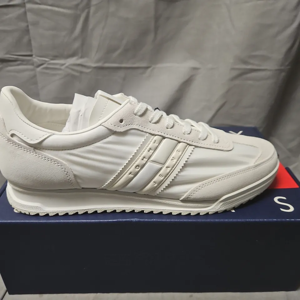BOXED TOMMY JEANS WHITE SNEAKERS – BOXED - SIZE 44