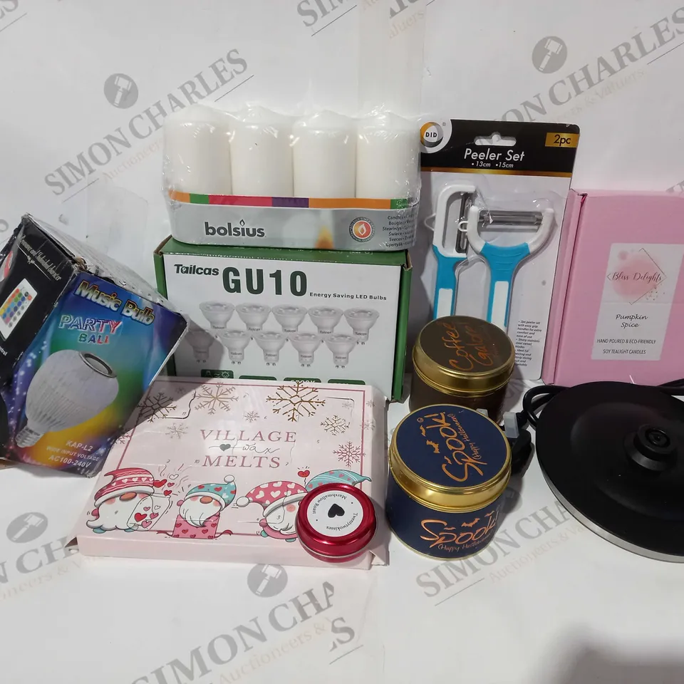 APPROXIMATELY 30 ASSORTED HOUSEHOLD ITEMS TO INCLUDE LIGHTBULBS, CANDLES, WAX MELTS, ETC