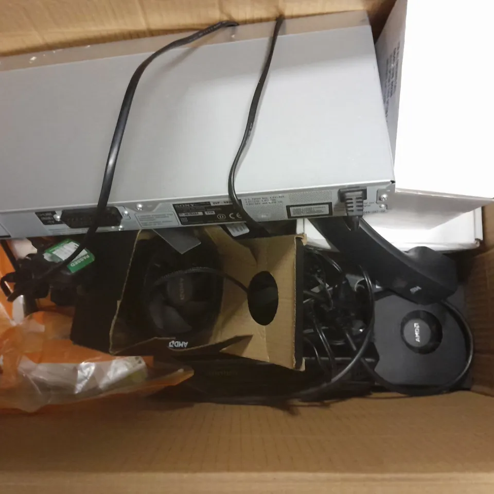 BOX OF APPROXIMATELY 15 ASSORTED ITEMS TO INCLUDE - LINKSYS EA6900 , AMD HEATSINK , COMTREND VR-3030 ETC