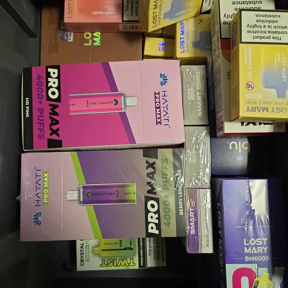APPROXIMATELY 20 ASSORTED E-CIGARETTE & VAPING ITEMS IN VARIOUS BRANDS 