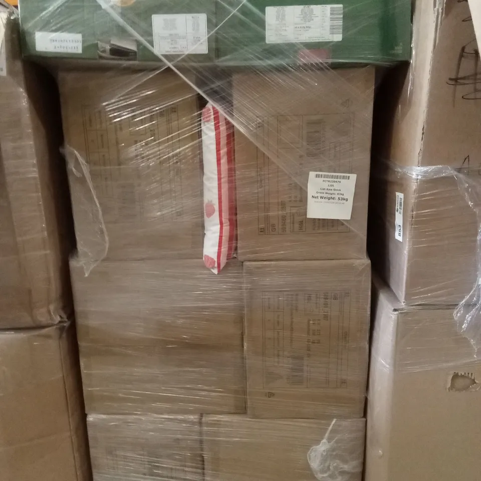 PALLET CONTAINING A LARGE QUANTITY OF CUSHIONS