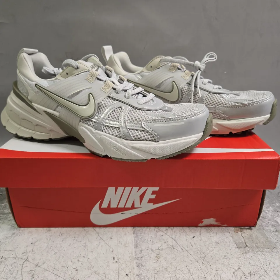 BOXED PAIR OF NIKE V2K RUN TRAINERS IN LIGHT GREY/SILVER SIZE UK 7