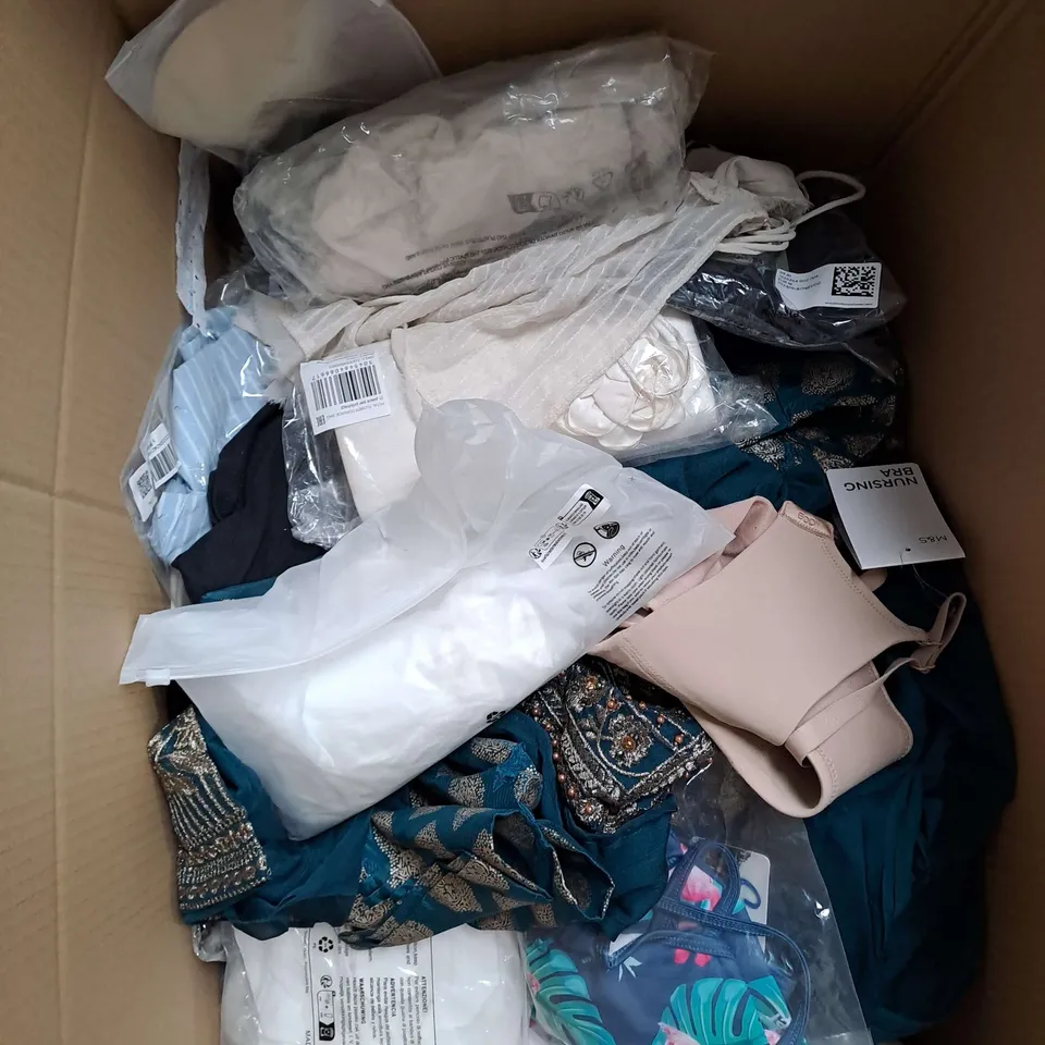 BOX OF APPROXIMATELY 25 ASSORTED CLOTHING ITEMS TO INCLUDE - SHORTS, DRESSES, TSHIRTS ETC