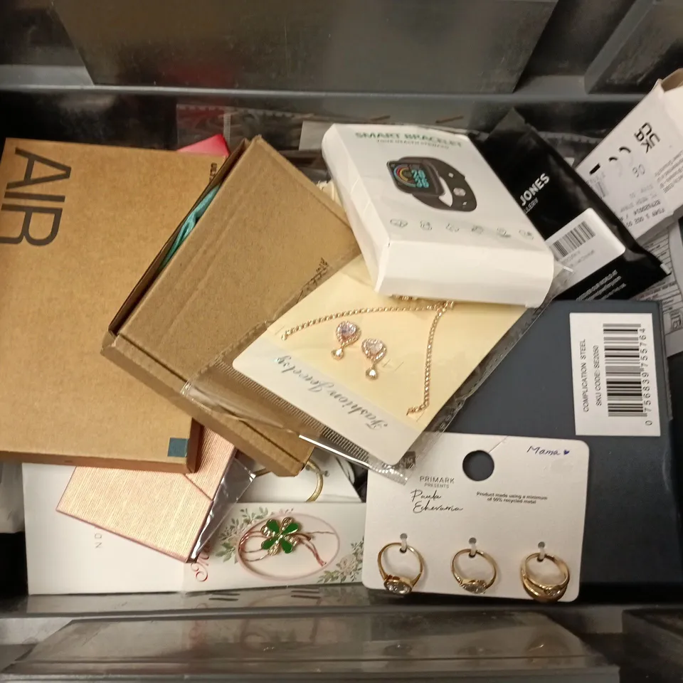 APPROXIMATELY 12 ASSORTED JEWELLERY ITEMS TO INCLUDE PHILIP JONES, AIR RING SIZING KIT, PRIMARK, ETC