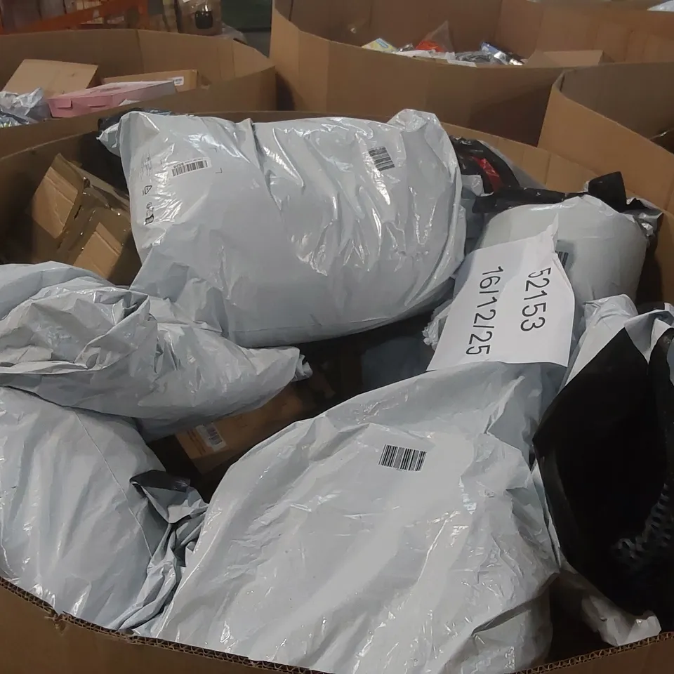 PALLET CONTAINING A VERY LARGE QUANTITY OF ASSORTED PILLOWS AND RELATED BEDDING/COMFORT PRODUCTS ECT