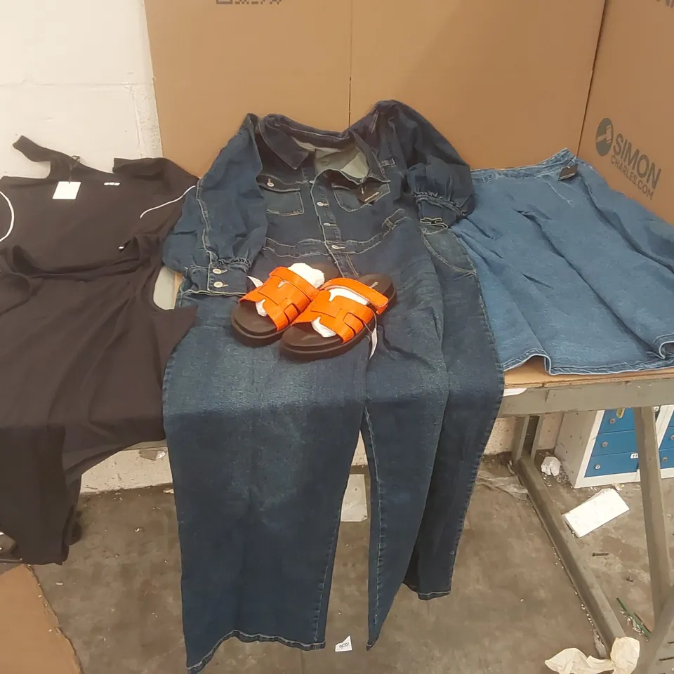 PALLET CONTAINING APPROXIMATELY 250x BRAND NEW ASSORTED DESIGNER CLOTHING ITEMS INCLUDING: SIMPLY BE PARRY WIDE SHOES, JD WILLIAMS PLEAT SKIRTS, JD WILLIAMS DENIM JUMPSUITS, SIMPLY BE PIPING VESTS, SI