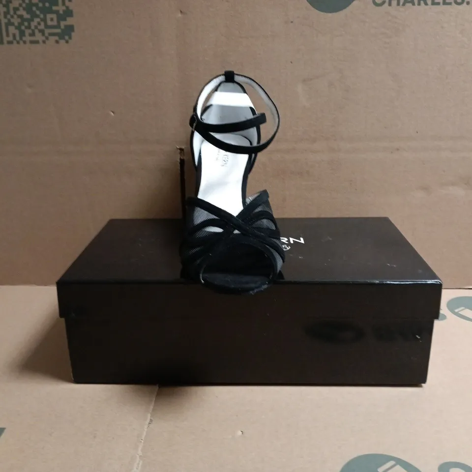 BOXED PAIR OF ANNA KERN PEEP TOE MID HEELS IN BLACK SIZE 6