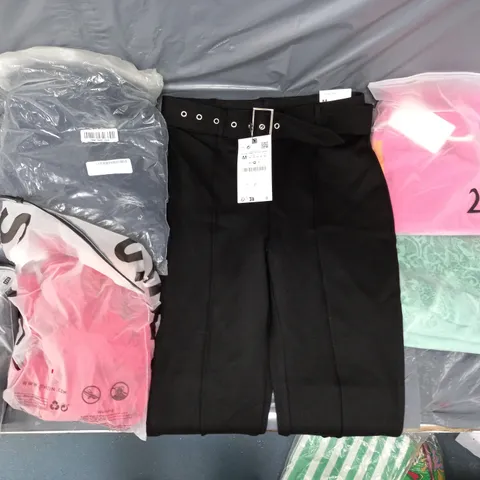 APPROXIMATELY 25 ASSORTED CLOTHING ITEMS IN VARIOUS SIZES TO INCLUDE TOPS, TROUSERS, DRESSES, ETC