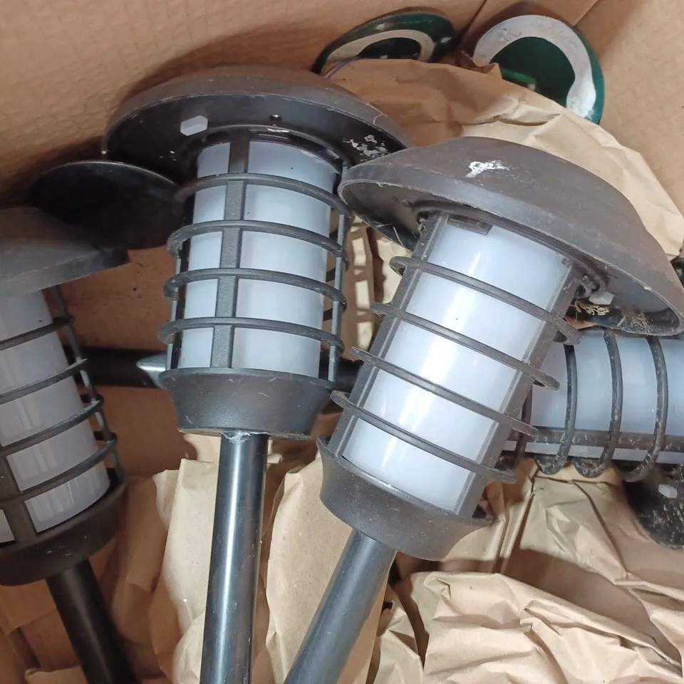 BOXED BELL & HOWELL SOLAR 21 LUMENS DUAL FUNCTION FLAME/ WHITE STAKE LIGHTS
