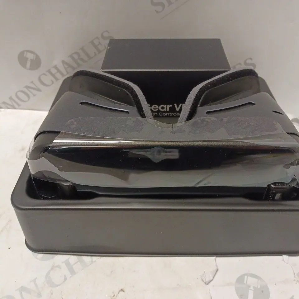 BOXED SAMSUNG GEAR VR WITH CONTROLLER