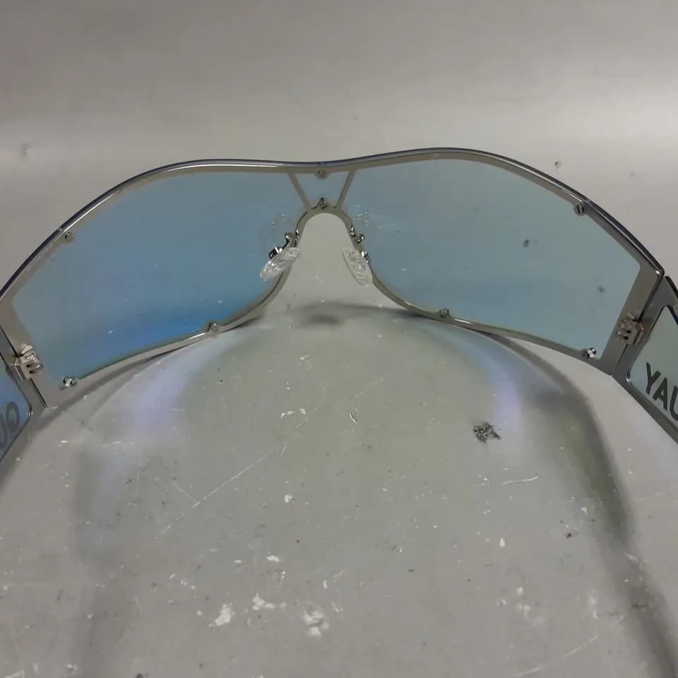 PAIR OF QUAY DIGITAL DAZE BLASSES IN CASE