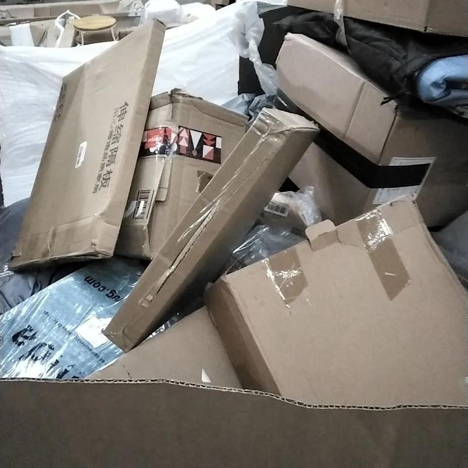 PALLET OF ASSORTED ITEMS INCLUDING TOILET SEAT, RUG, KERNORV DECORATIVE ROOM DIVIDERS, HEATED BLANKET AND ENYAA EASY WRING AND CLEAN MOP SET