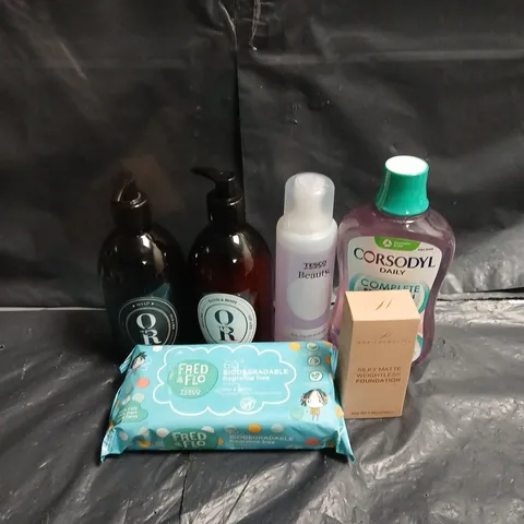 APPROXIMATEY 20 ASSORTED HEALTH AND BEAUTY PRODUCTS TO INCLUDE - CORSODYL MOUTHWASH - FRED & FLO WIPES - TESCO BEAUTY NAIL POLISH REMOVER - ETC