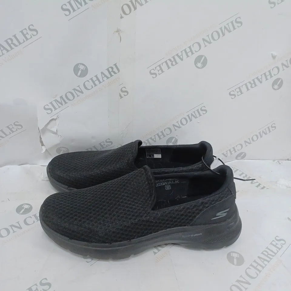 SKECHERS SLIP ON TRAINER IN BLACK  - SIZE 6