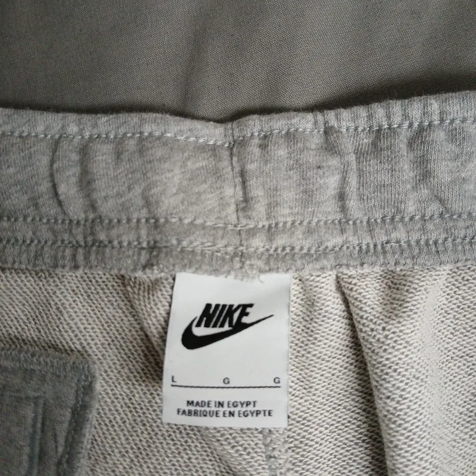 NIKE GREY SHORTS – MEN’S, SIZE L 