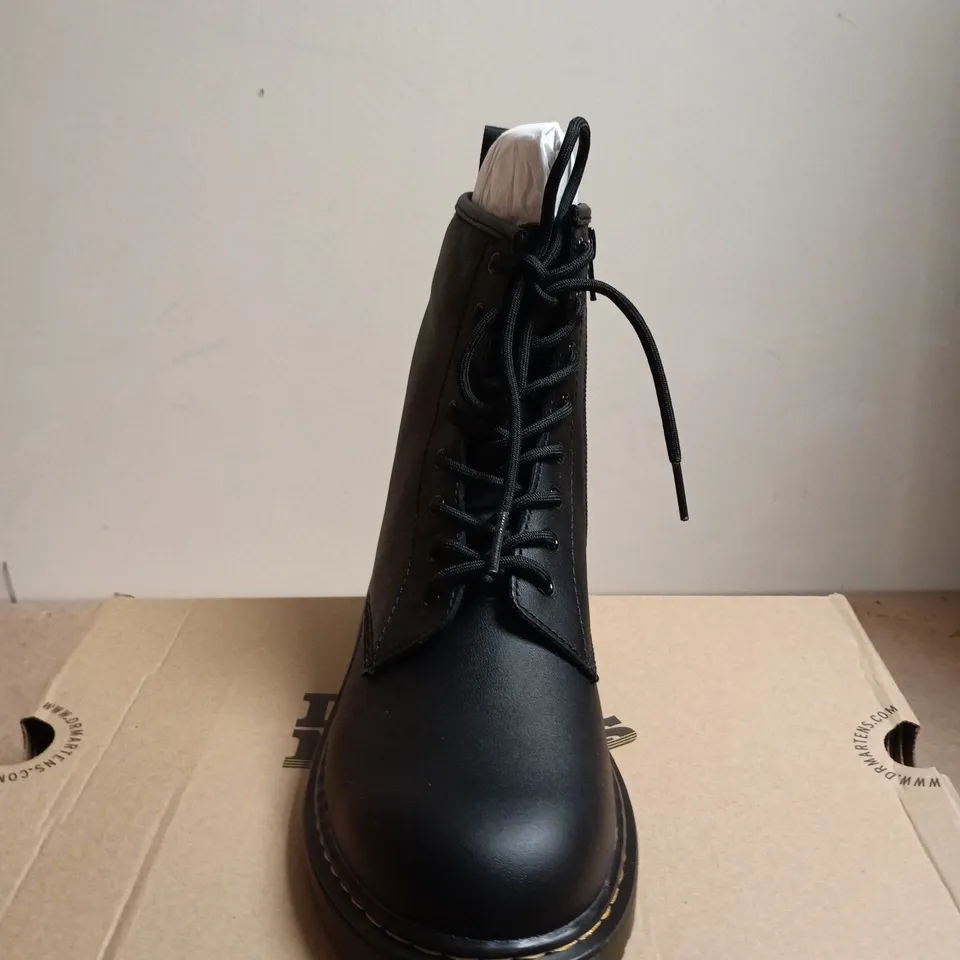 BOXED PAIR OF DR. MARTENS 1460 Y BLACK BOOTS – SOFTY, UK 5½ (EU 38½)