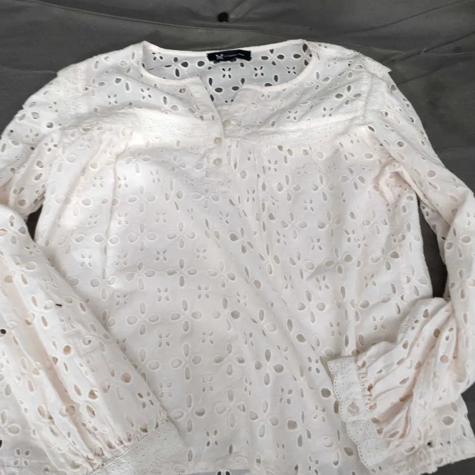 CREW CLOTHING COMPANY CREAM EYELET BLOUSE - SIZE UNSPECIFIED