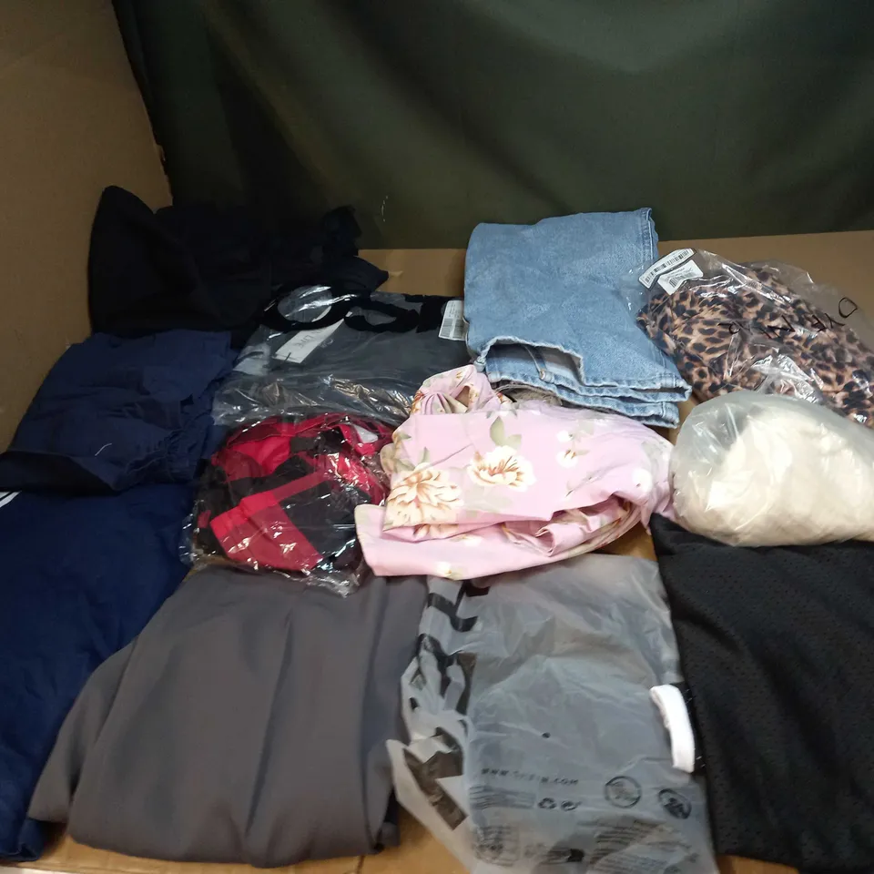 BOX OF APPROX 35 ASSORTED CLOTHING ITEMS TO INCLUDE - DRESSES, T-SHIRTS AND TROUSERS