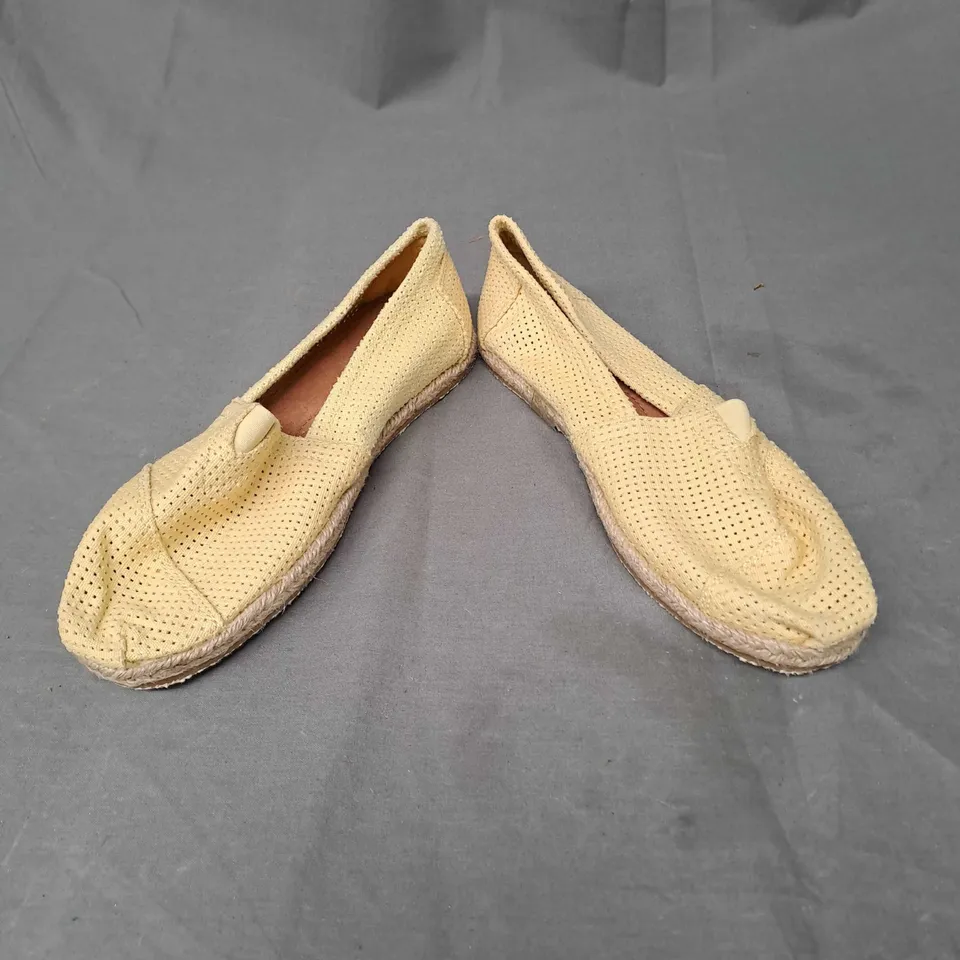 BOX OF APPROXIMATELY 30 PAIRS OF SLIP ON SHOES IN YELLOW PUNCH SIZE 5