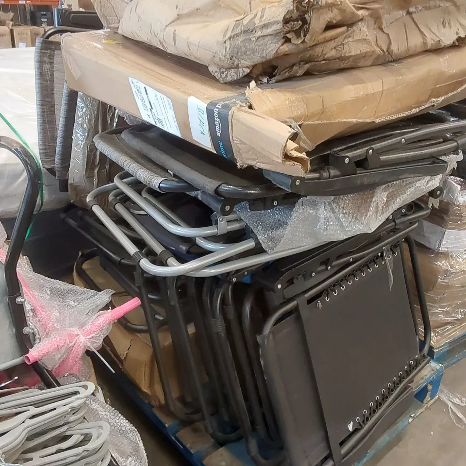 PALLET CONTAINING A LARGE QUANTITY OF SUN LOUNGERS/GARDEN CHAIRS ECT