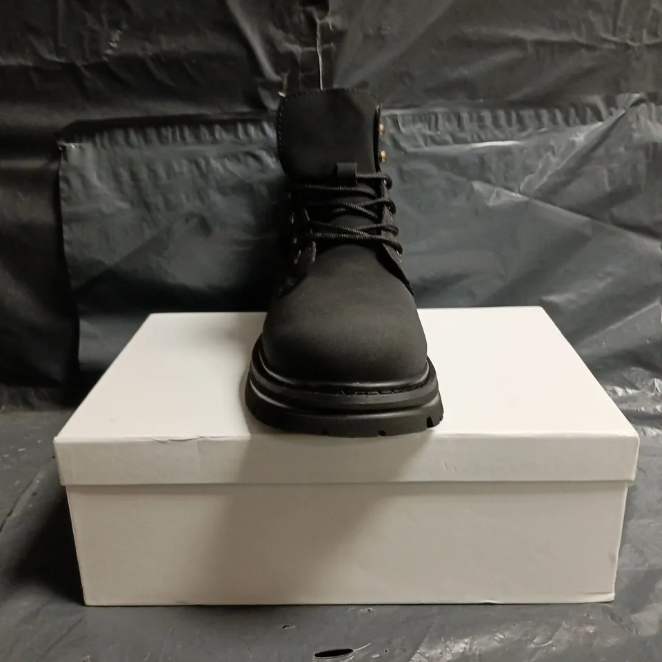 BOXED PAIR OF CONZURI ANKLE BOOTS IN BLACK SIZE UK 9