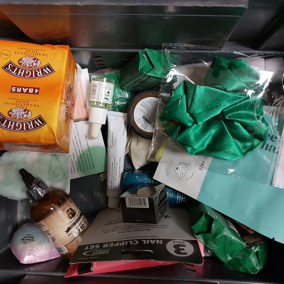 BOX OF APPROX 15 COSMETIC ITEMS TO INCLUDE WRIGHTS TRADITIONAL SOAP, PHILIPS SONICARE REPLACEMENT HEADS, AVEENO BABY CREAM