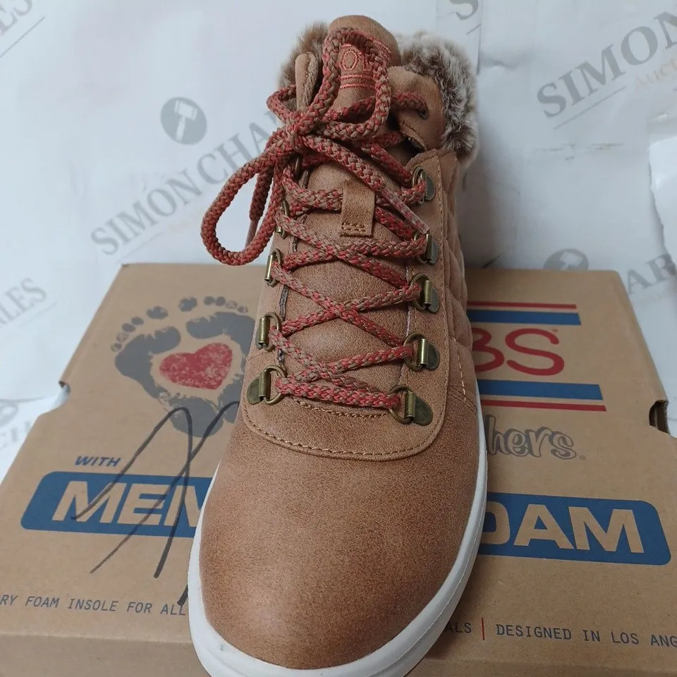 BOXED SKECHERS BOBS SKIPPER WAVE DIAMOND QUILTS BOOTS, CHESTNUT - SIZE 4.5 