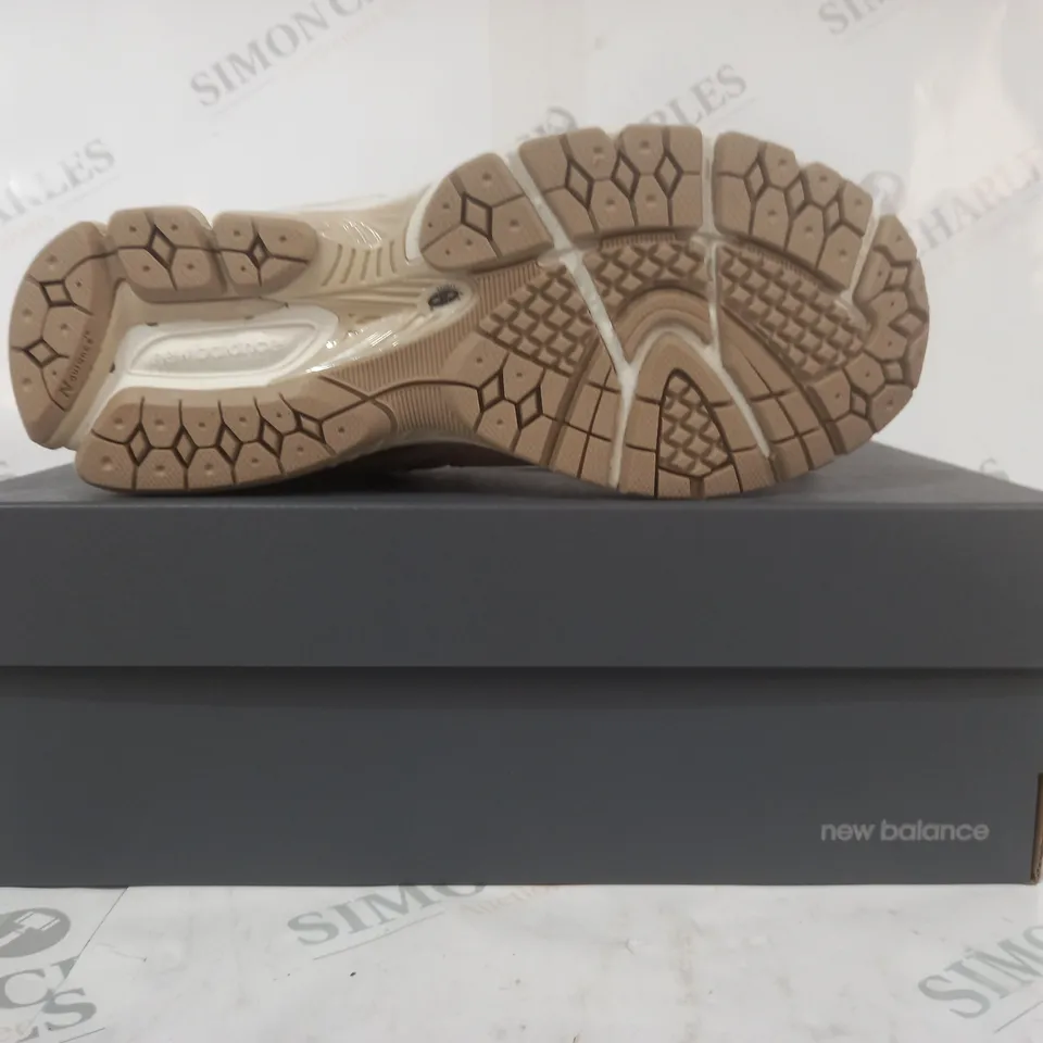 BOXED PAIR OF NEW BALANCE RUNNING SHOES IN BROWN/TAN/GREY UK SIZE 5
