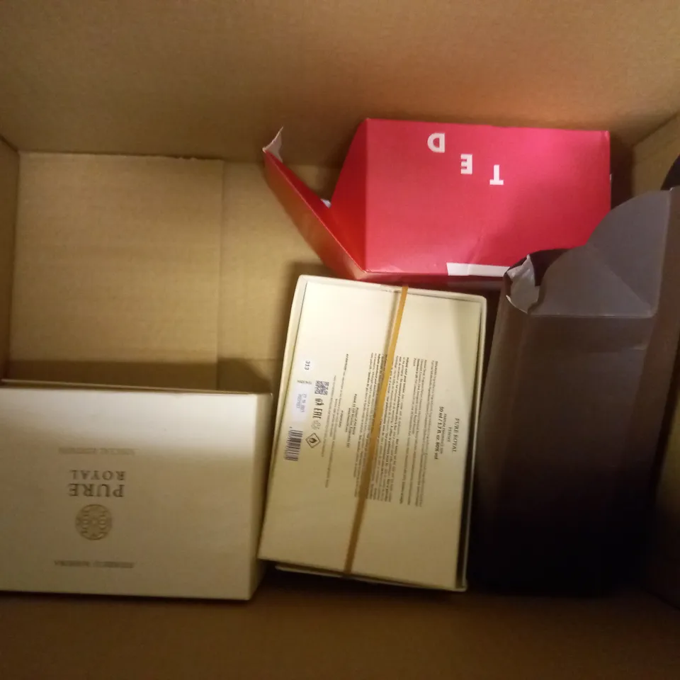 BOX OF APPROX 10 ASSORTED BEAUTY GIFT SETS TO INCLUDE BURT BEE'S, SUPERDRY, L'OREAL MEN EXPERT, ETC 