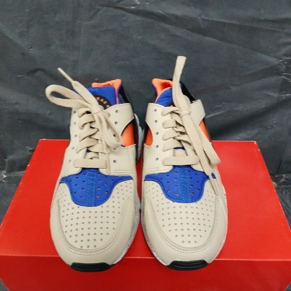 BOXED PAIR OF NIKE AIR HUARACHE TRAINERS - UK SIZE 4 