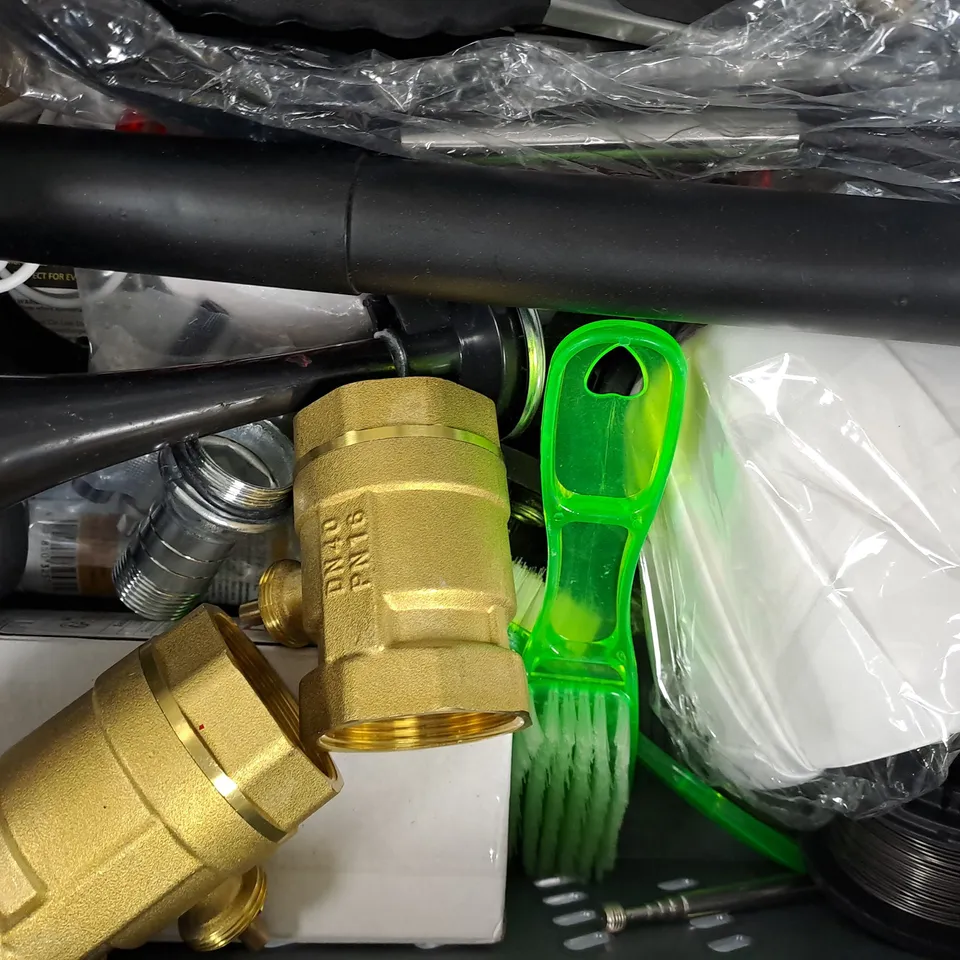 APPROXIMATELY 15 ASSORTED HOUSEHOLD ITEMS TO INCLUDE AIR UP AROMA PODS, CISIVIS CUTTING WHEEL, ETC