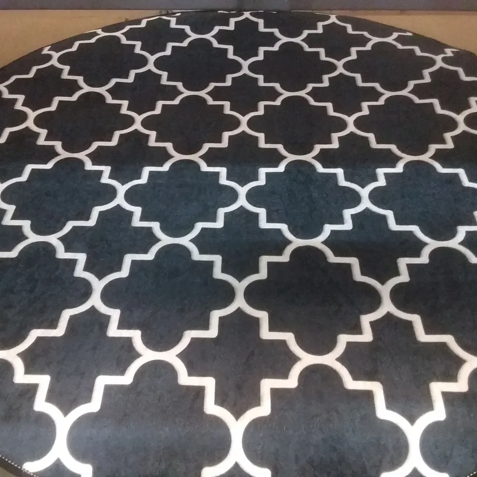 KUPA SIYAH BLACK / WHITE PATTERNED BATHMAT 