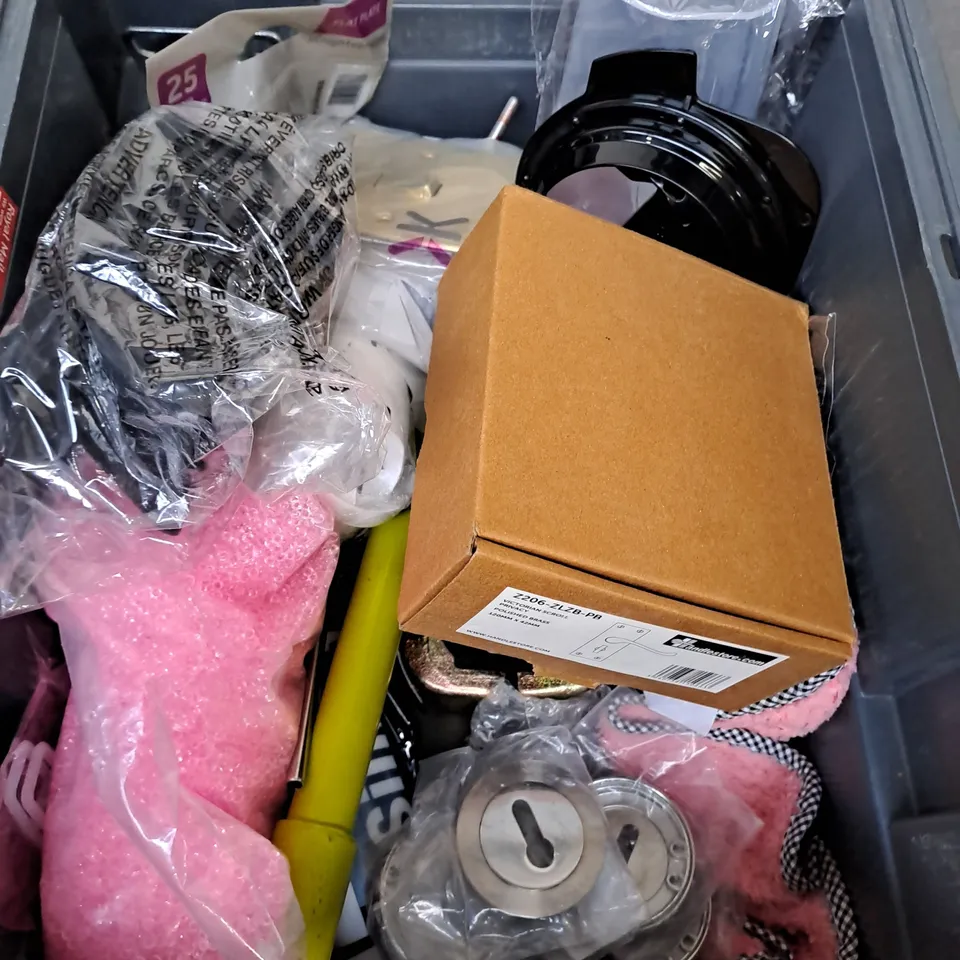 APPROXIMATELY 15 ASSORTED HOUSEHOLD PRODUCTS TO INCLUDE FACEPLATES, CLOTHS, FIX ALL ETC 